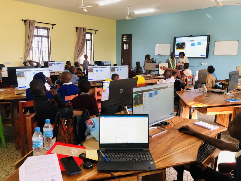 A full class learning to code together in the lab